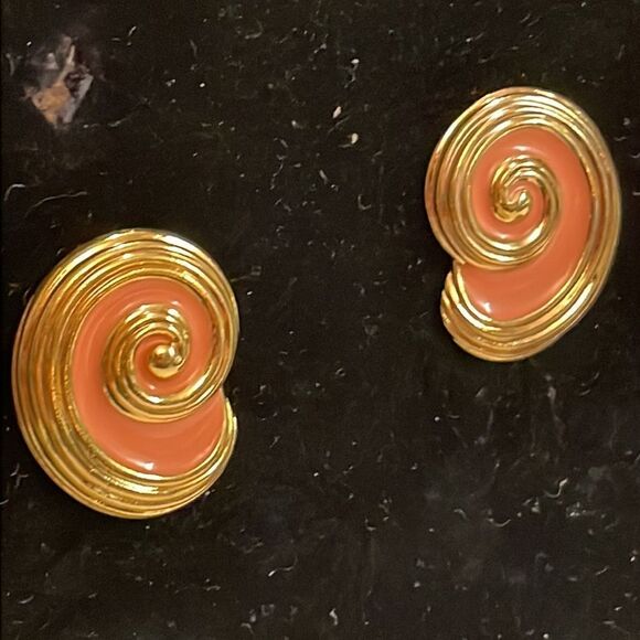 Vintage-1980s-Avon gold tone & pink enamel conch shell shape stud earrings - Picture 7 of 12